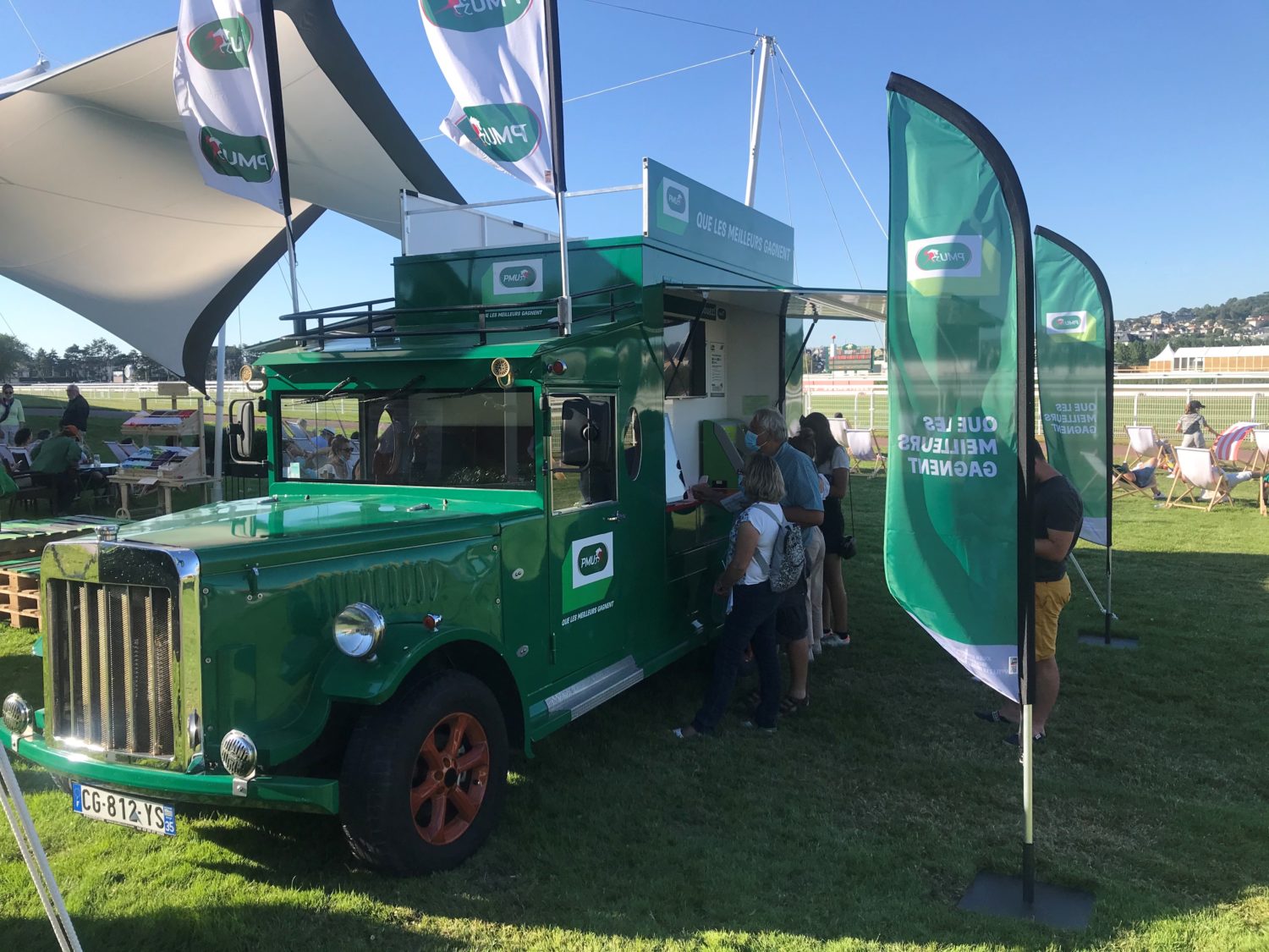 Tout au long de l’été, vivez la passion du pari hippique sur les hippodromes normands avec le « Bet Truck PMU »