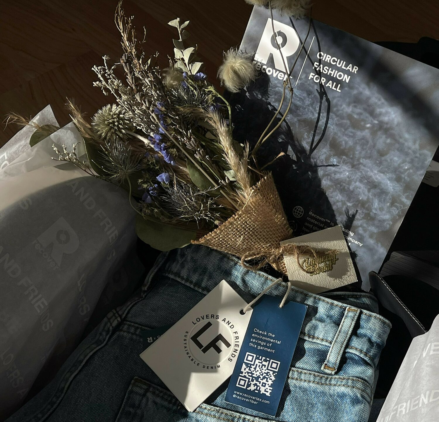REVOLVE et Recover™ lancent une collection de denim durable avec la marque Lovers and Friends