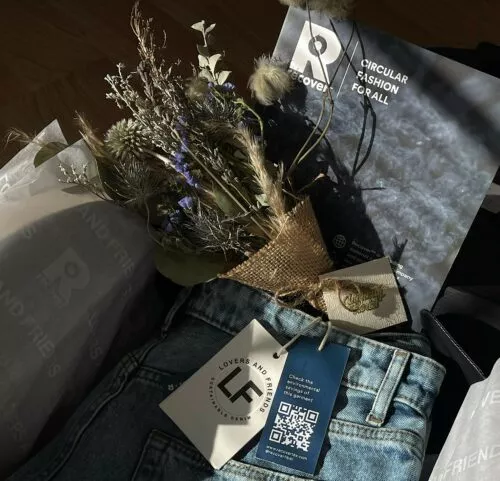 REVOLVE et Recover™ lancent une collection de denim durable avec la marque Lovers and Friends