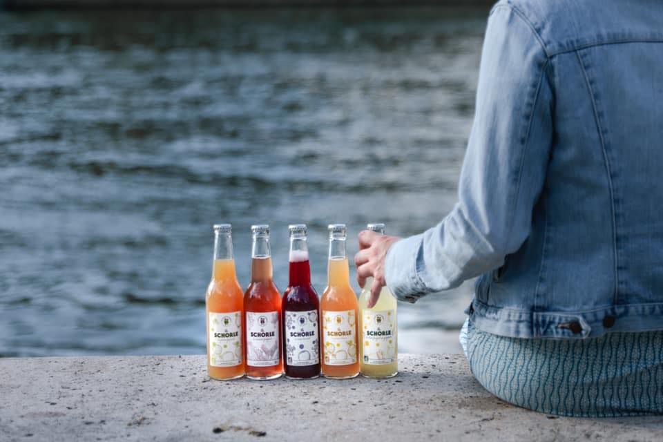 Florence et Stéphanie concoctent avec passion leurs recettes de Schorles, des boissons finement pétillantes au goût intact de fruit !
