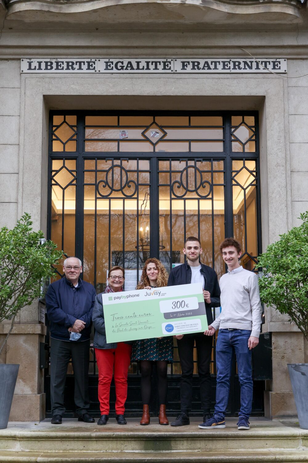 Remise chèque PayByPhone à la mairie de Juvisy