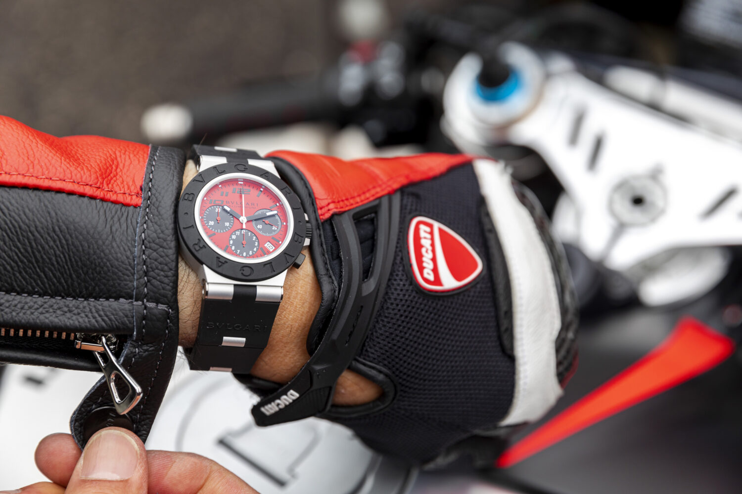 01Bulgari Aluminium Ducati Special Edition chronographUC389455Mid-jpg