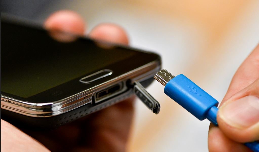 Chargeur universel : le port USB-C bientôt obligatoire sur les smartphones  - Les Numériques
