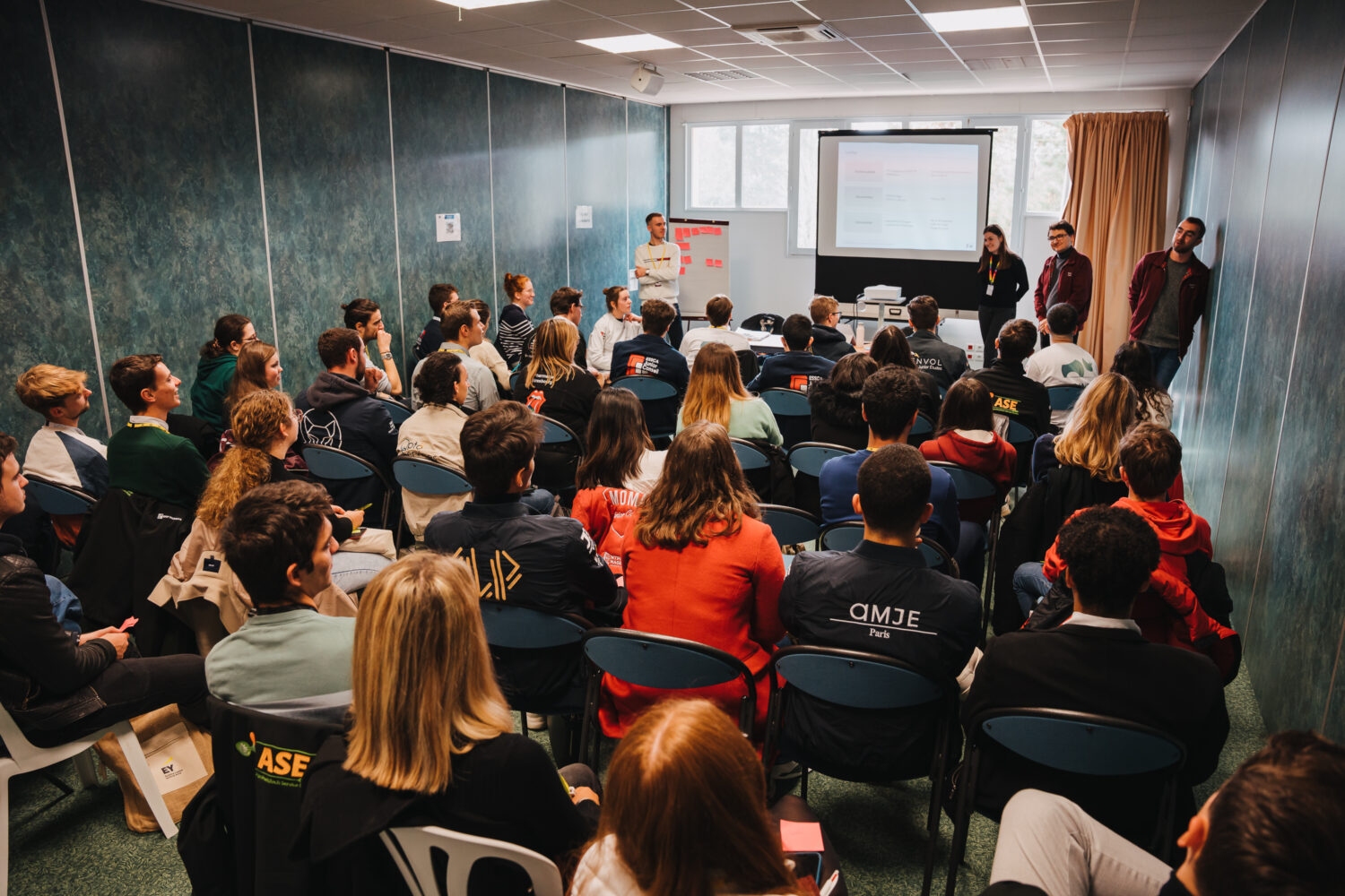 [COMMUNIQUÉ DE PRESSE] La Confédération Nationale des Junior-Entreprises a réuni 1 000 étudiants lors d’un événement sur le thème de l’engagement de la jeunesse.