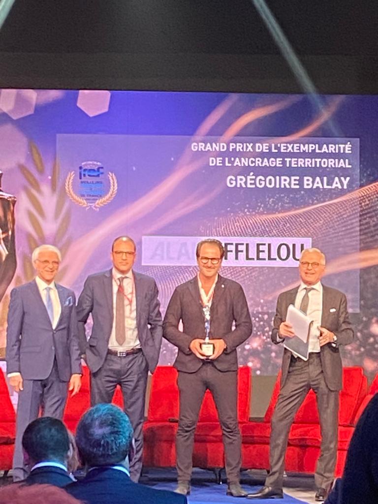 Grégoire BALAY, franchisé ALAIN AFFLELOU (3ème en partant de la gauche) accompagné d’Afif HADDAR, Directeur Général des ALAIN AFFLELOU Ventes (2ème en partant de la gauche)