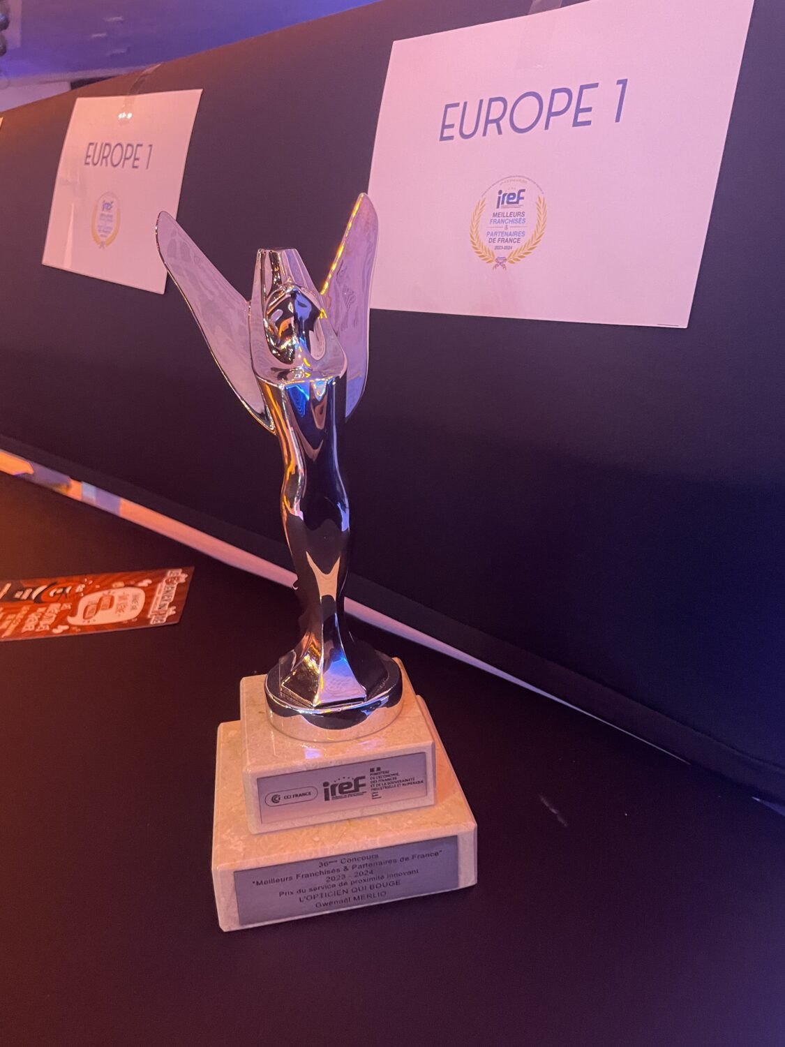 TropheeIREFPrixduservicedeproximiteinnovantLOpticienQuiBouge-jpeg