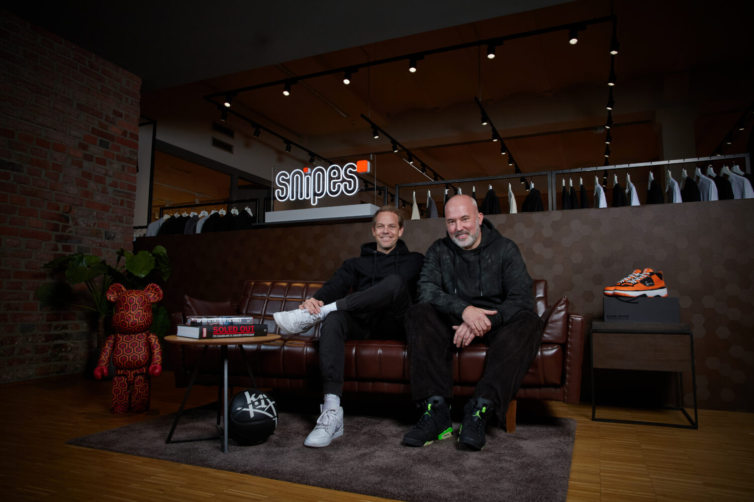 SNIPES prépare l'avenir : Dennis Schröder devient le nouveau CEO de SNIPES SE / Le fondateur Sven Voth reste dans l'entreprise jusqu'à fin 2025