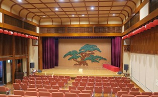4-Yamanakaza features lacquer decor in its theater-   JAPAN Forward by SUGIURA Mika  -jpg