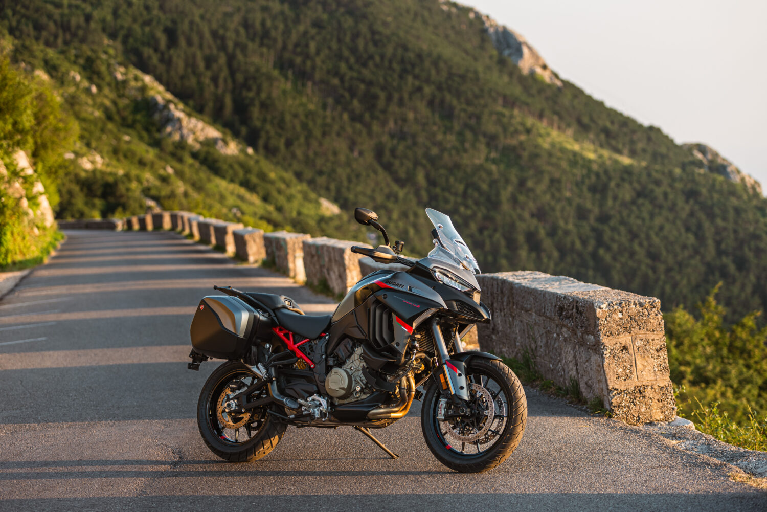 MY24DucatiMultistradaV4sGrandTour121UC549580High-jpg
