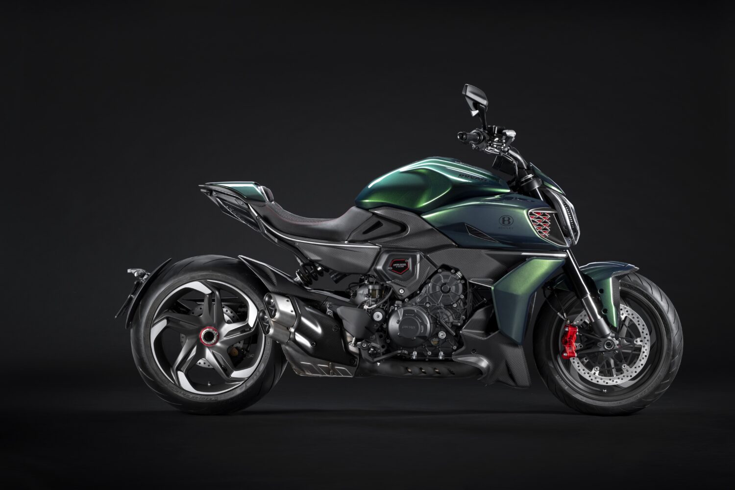 MY24DUCATIDIAVELFORBENTLEY  11UC589338High-jpg