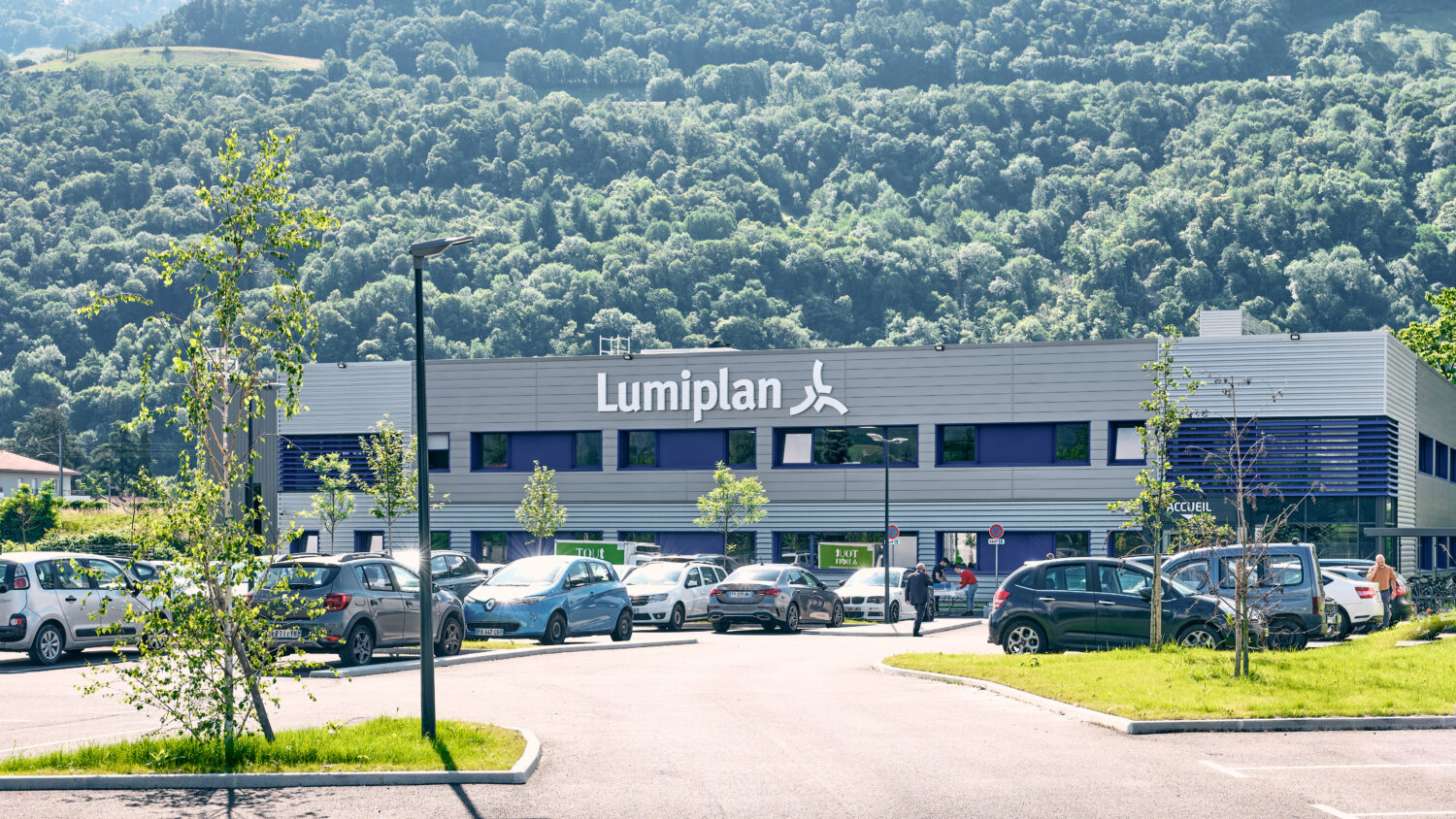 Lumiplan inaugure son nouveau centre de développement et de production dédié aux solutions d’information voyageurs, unique en France.