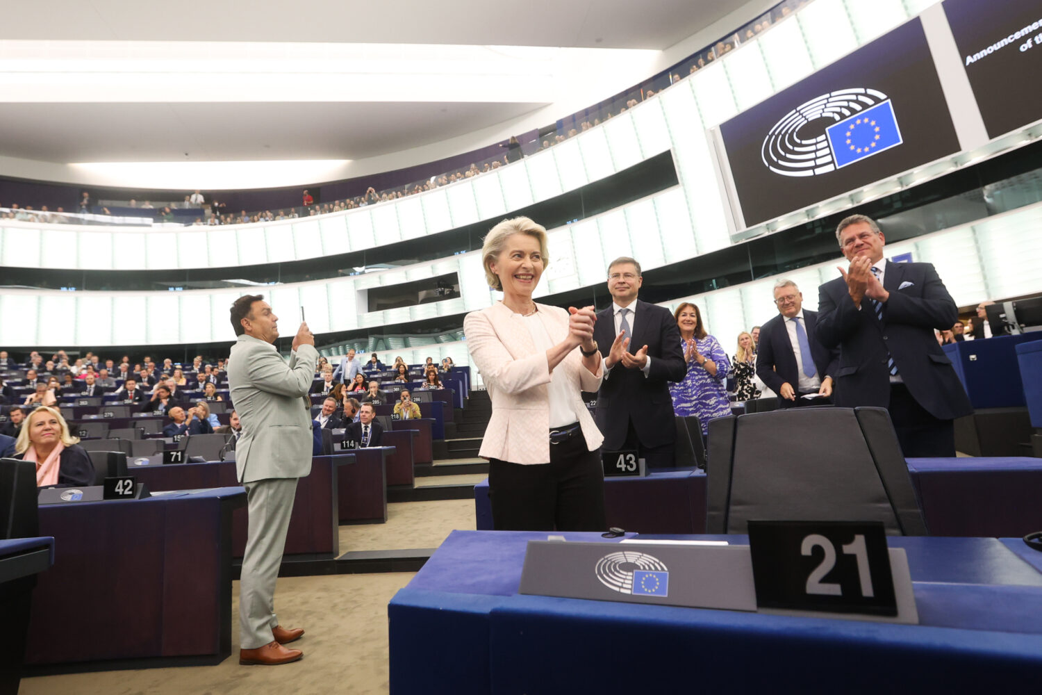 Le Parlement réélit Ursula von der Leyen à la présidence de la Commission