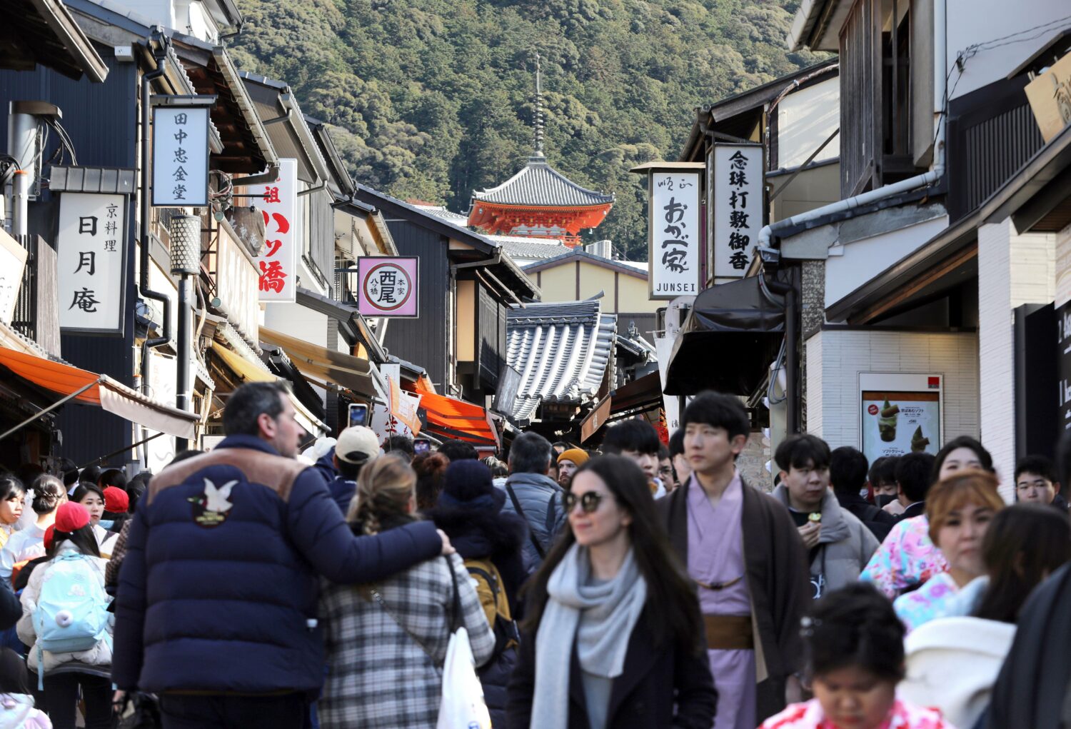 Japan-Connect-MediaConnect-kiyomizu-zaka-street-which-leads-to-kiyomizu-temple-is-crowded-with-tourists-in-kyoto-s-higashiyama-area-western-Japan-2023-C-Jiji-Press-jpg