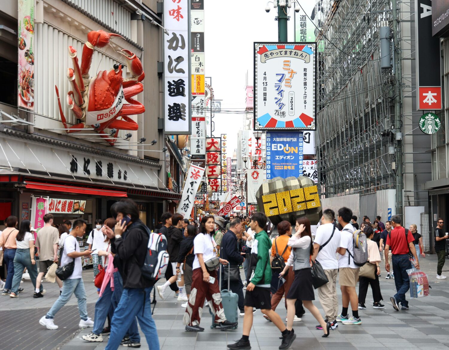 Japan-Connect-MediaConnect-dotonbori-osaka-crowded-with-tourists-C-Jiji-Press-jpg