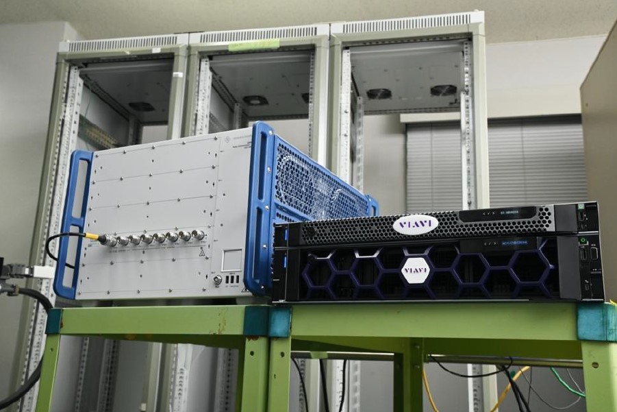 Photo des emulateurs au laboratoire dinnovation Universal NTN (c) SKY Perfect JSAT Corporation