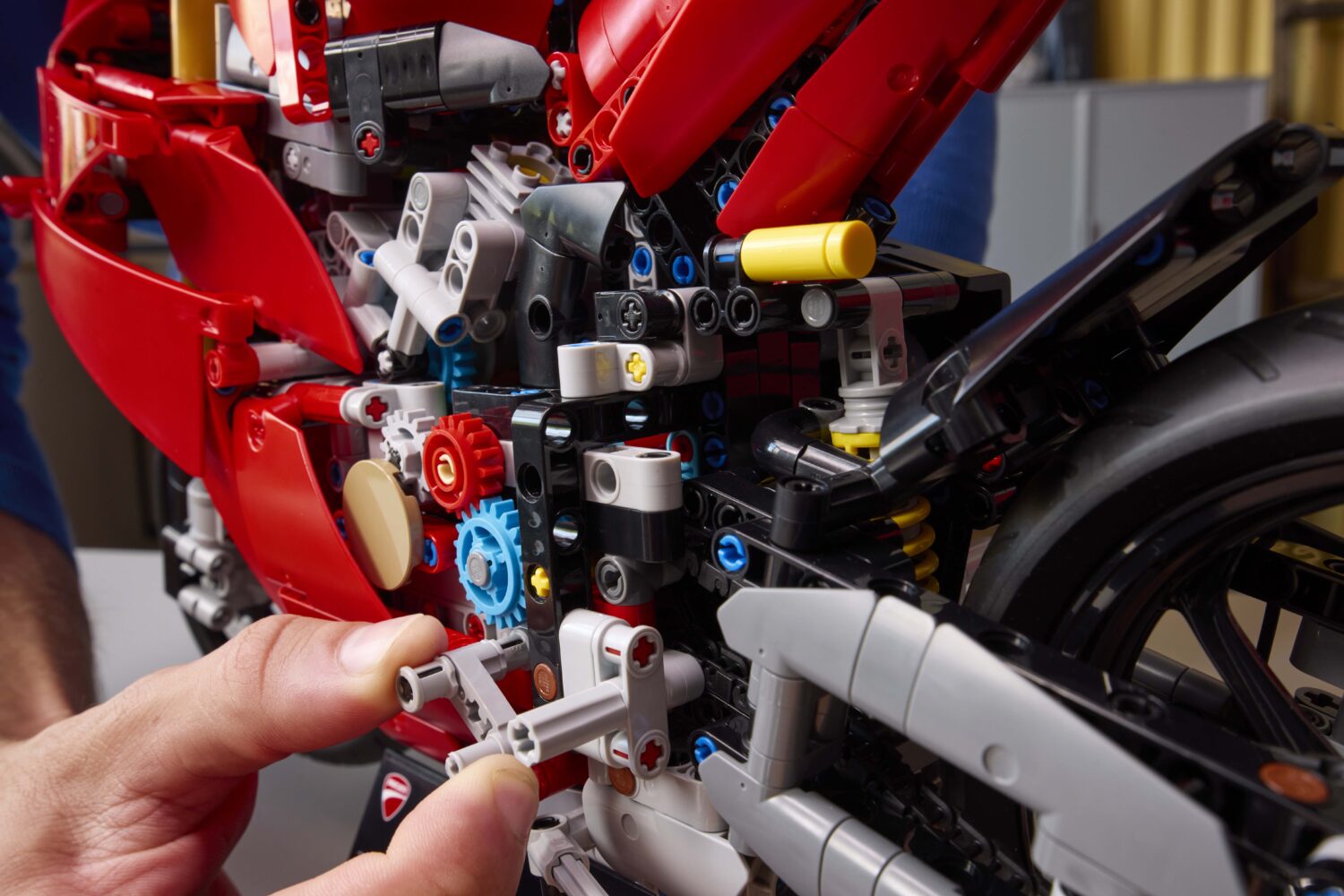 LEGODucatiPanigaleV4SAmbience 5UC730949High-jpg