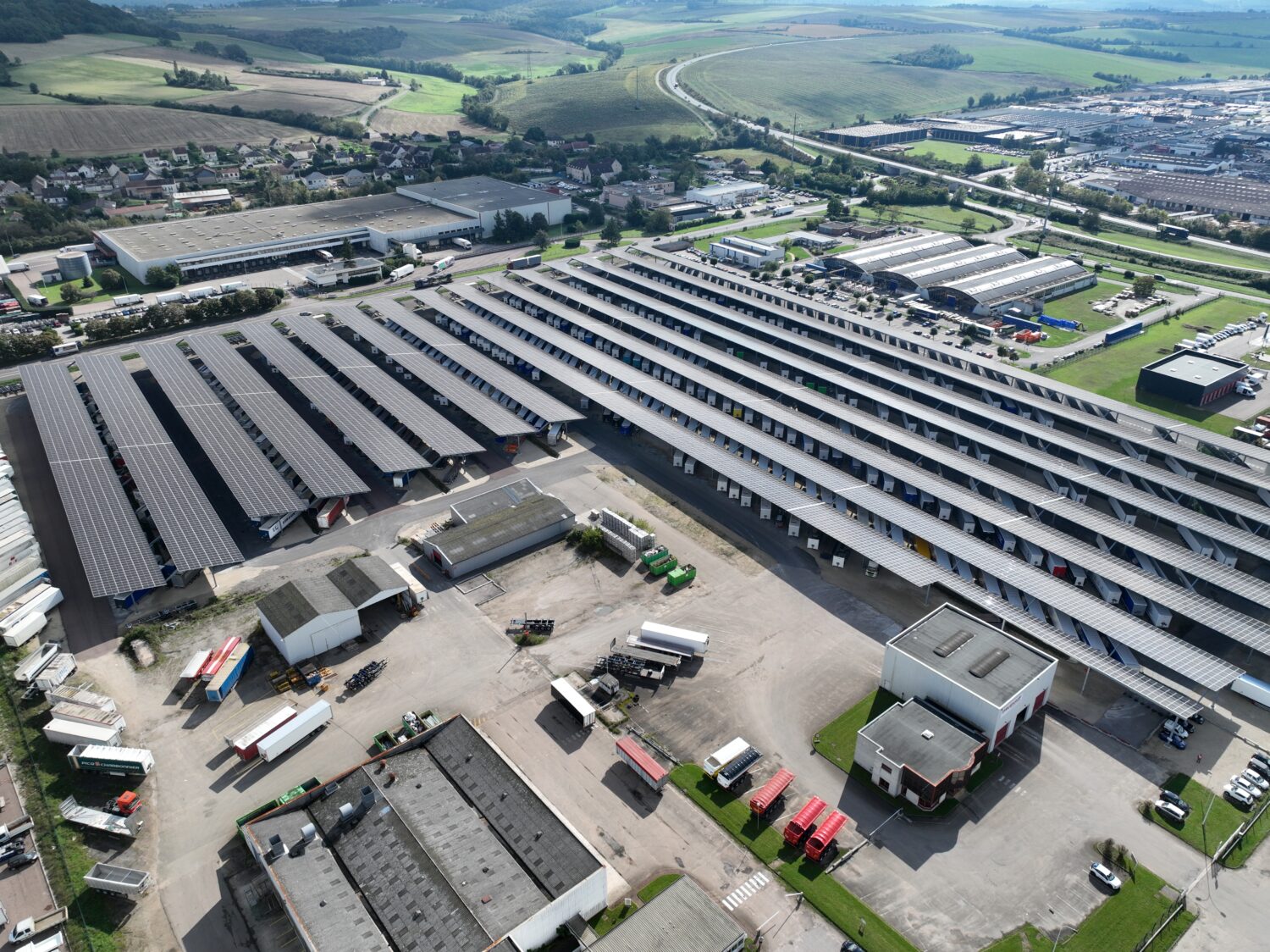 GREENYELLOW ET FRUEHAUF : UN PROJET D’OMBRIÈRES DE PARKING SEMI-REMORQUES EMBLÉMATIQUE POUR ACCÉLÉRER LA TRANSITION ÉNERGETIQUE À AUXERRE