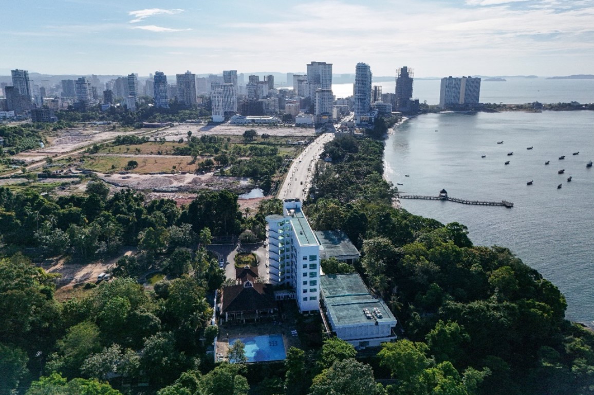 Cette photo aerienne prise le 19 decembre 2024 a Sihanoukville offre une vue du littoral.