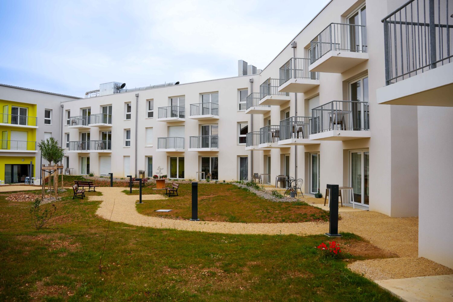 residence-senior-aquarelia-saint-benoit-jardin-DR-STUDIOMNG-jpg