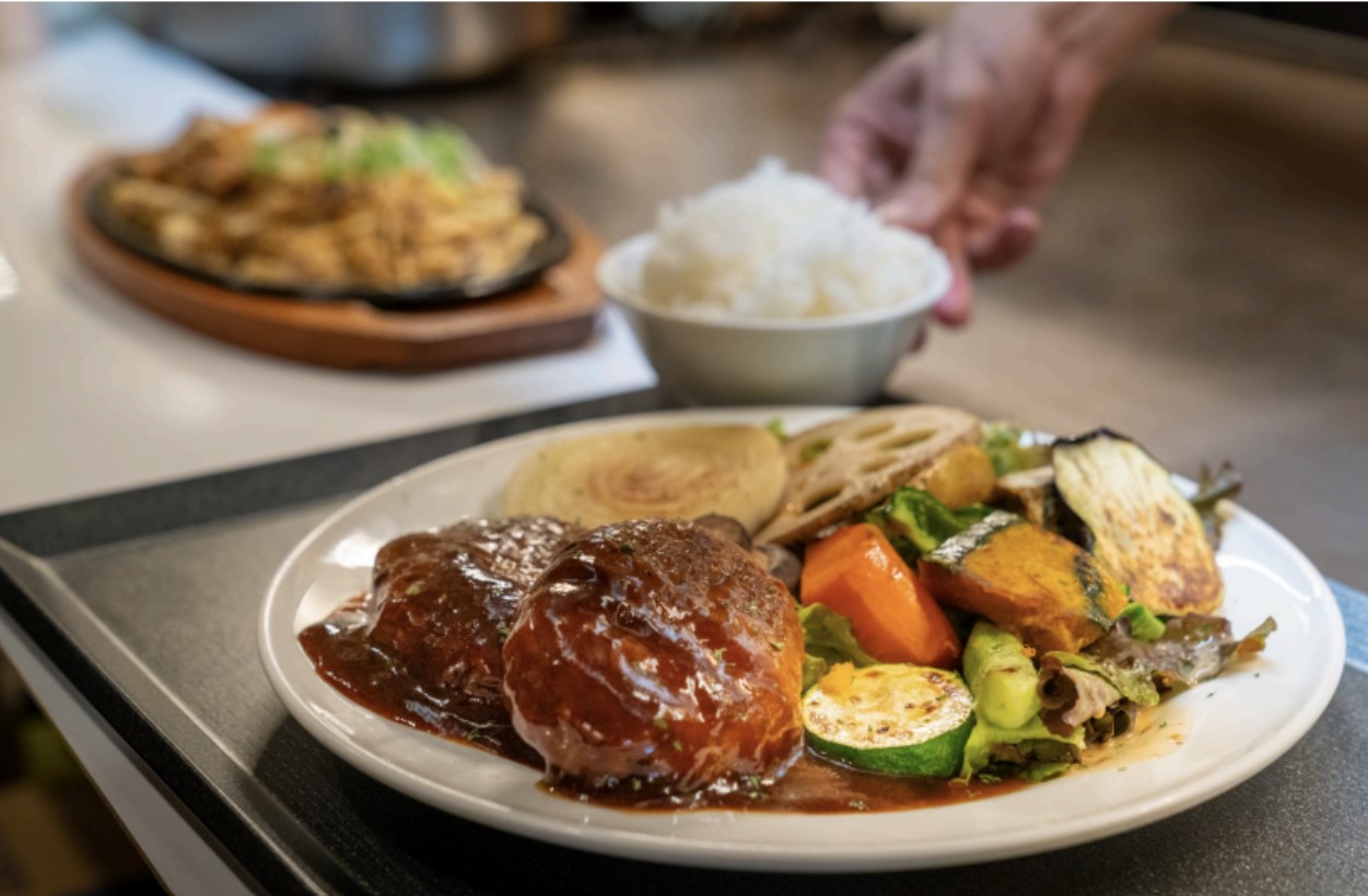 Un menu  steak hache  au Teppanyaki Kobe Fuji a base de buf de Kobe et de legumes-jpg
