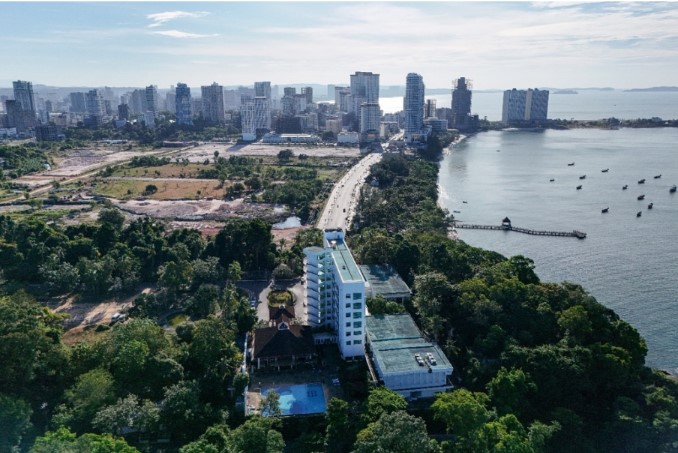 This aerial picture taken on December 19, 2024 in Sihanoukville shows a view on the shoreline with the skyline in the background. (c) AFP=時事