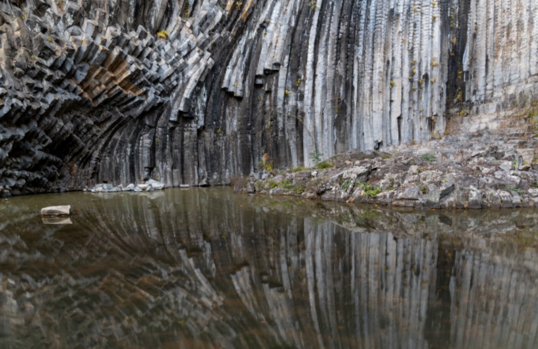 Des formations rocheuses semblant venir dun autre monde se refletent dans les eaux calmes du-jpg