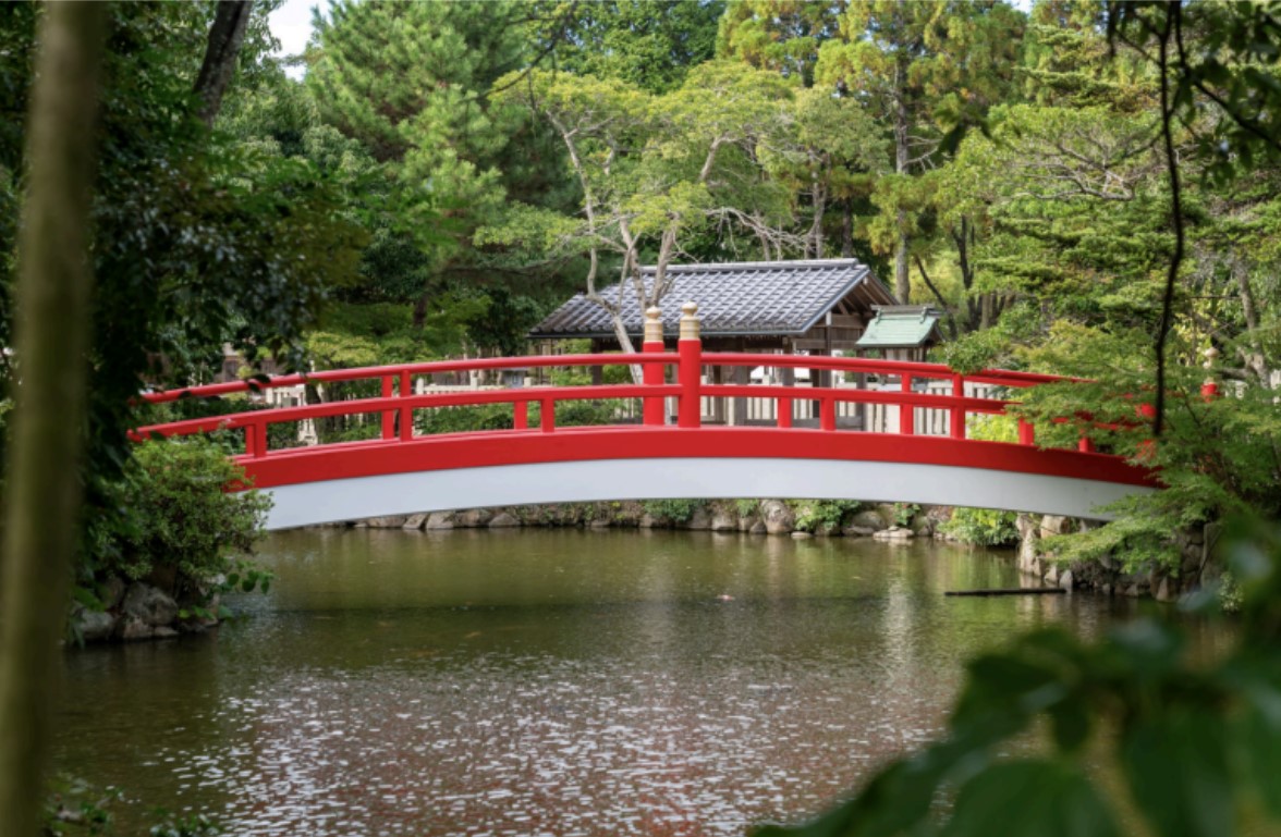 Un pont rouge pittoresque indique lentree du sanctuaire Izanagi-  Don Kennedy Bureau-jpg