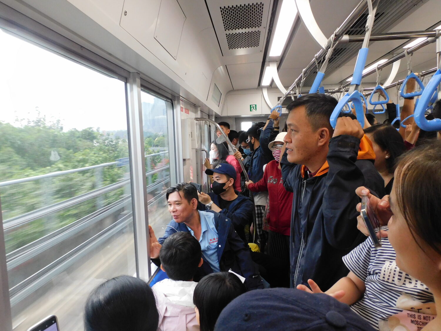 Des passagers d’un train de la ligne 1 du métro de Hô Chi Minh-Ville, le 22 décembre 2024.