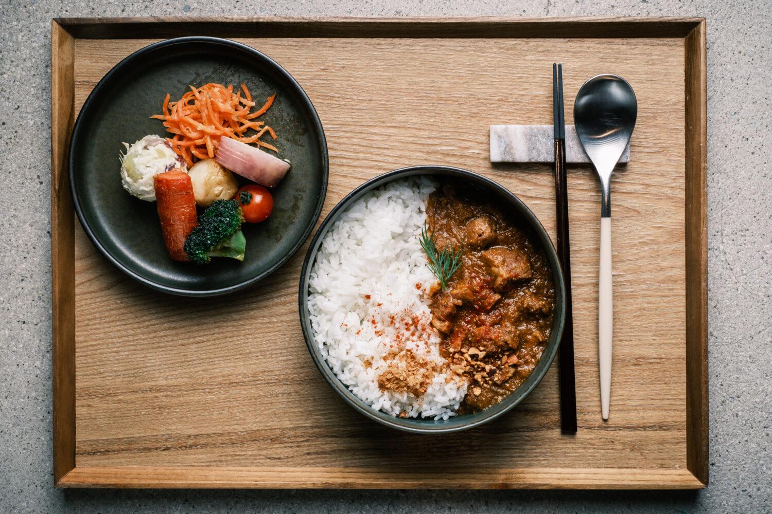 Des plats traditionnels a base dingredients locaux a KOYO Base.