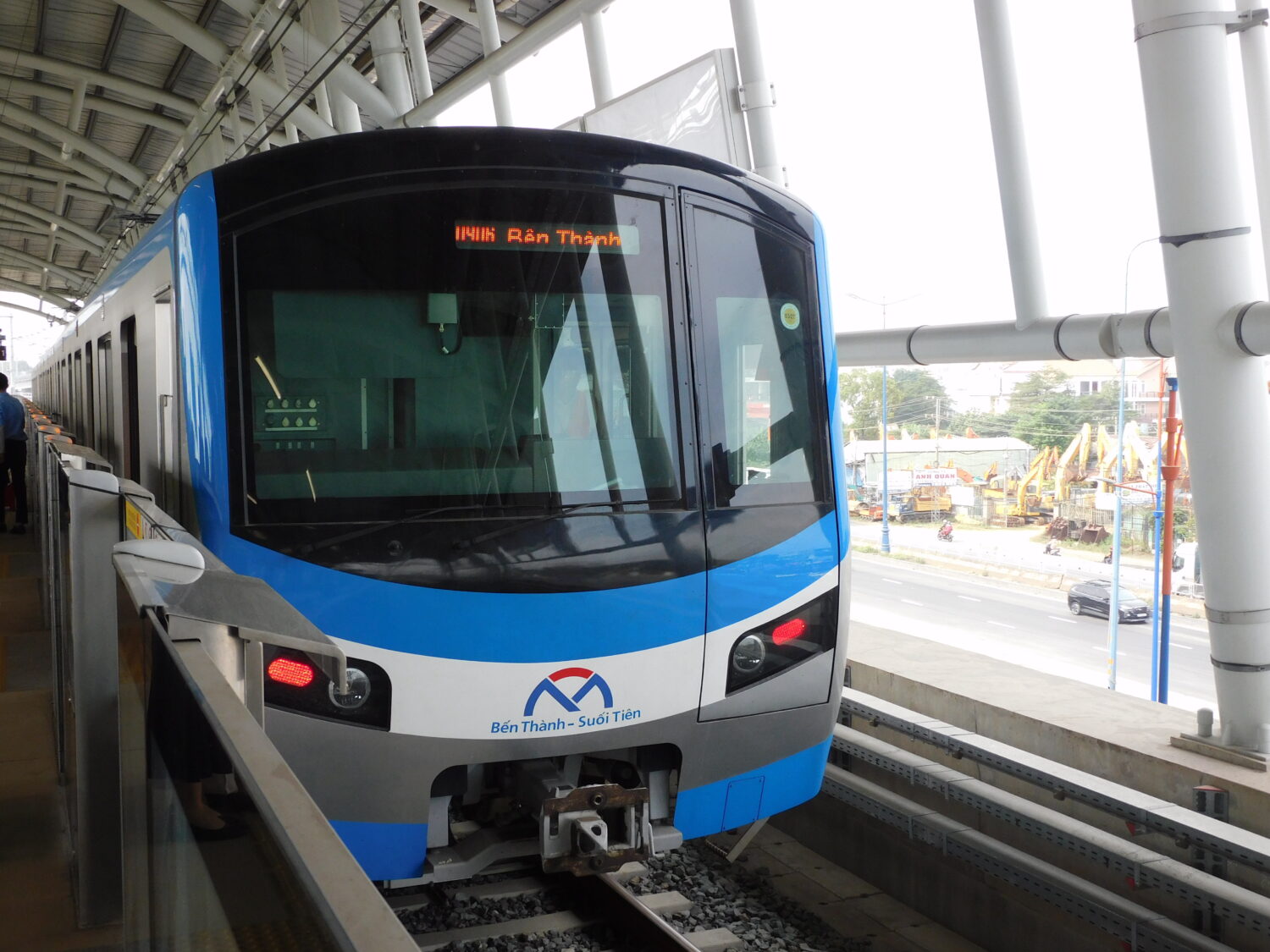 Un train de la ligne 1 du metro de Ho Chi Minh-Ville traverse un quartier residentiel le 22 decembre 2024.
