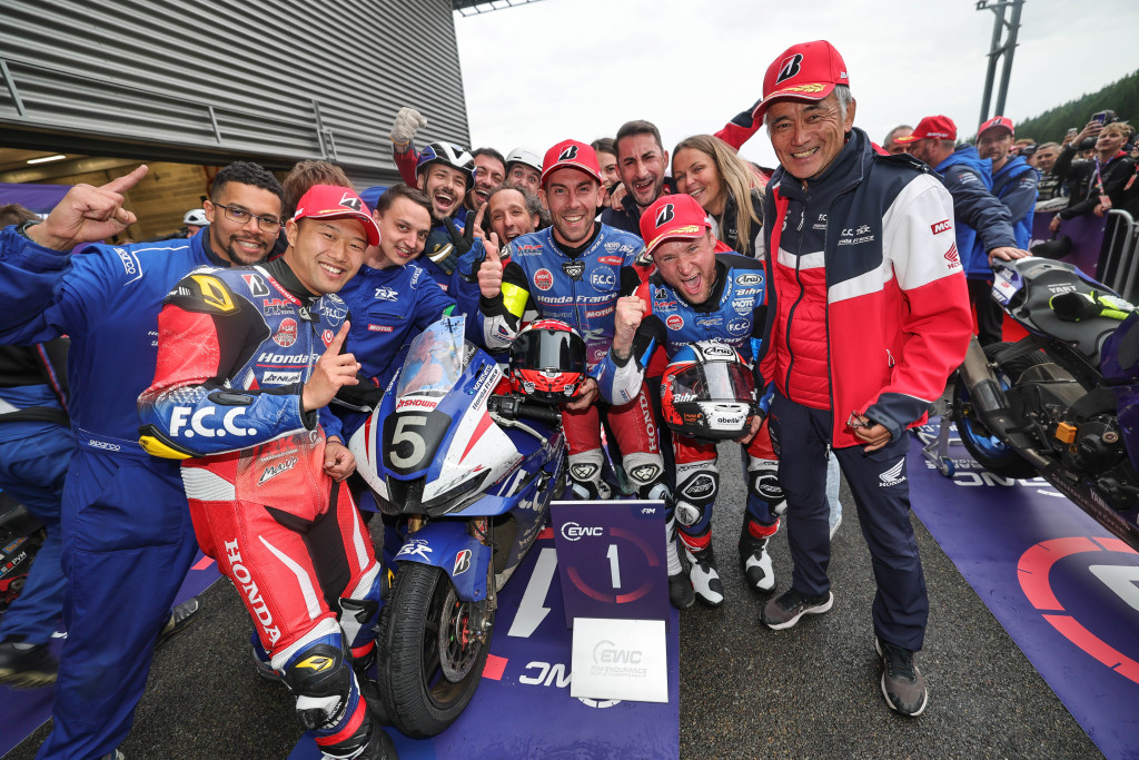 Le F.C.C. TSR Honda France s’impose avec autorité sous la pluie aux 8 Heures de Spa Motos