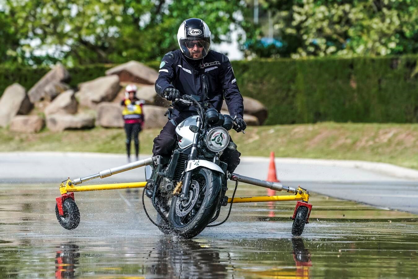 541125BeyondthebikeThirtyyearsofsaferidingatHondaInstitutode-jpg