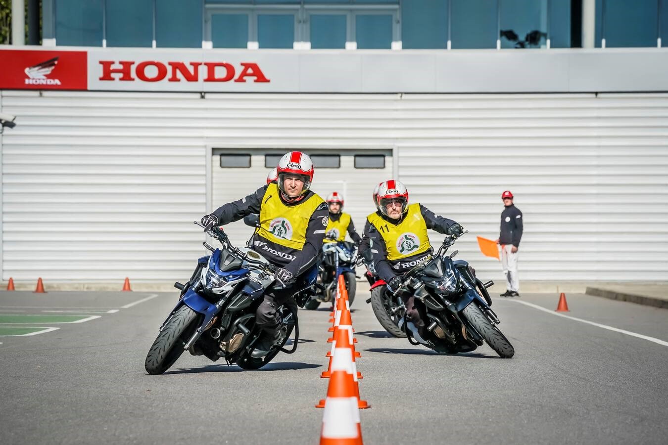 541139BeyondthebikeThirtyyearsofsaferidingatHondaInstitutode-jpg