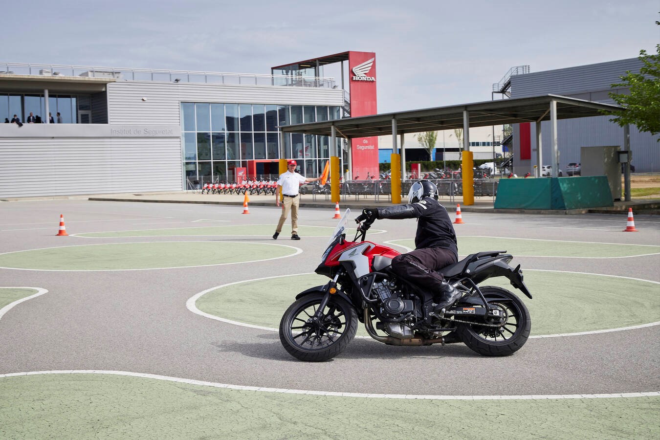 541120BeyondthebikeThirtyyearsofsaferidingatHondaInstitutode-jpg