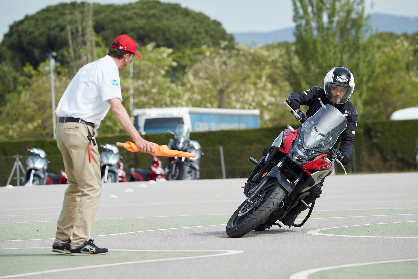 541122BeyondthebikeThirtyyearsofsaferidingatHondaInstitutode-jpg