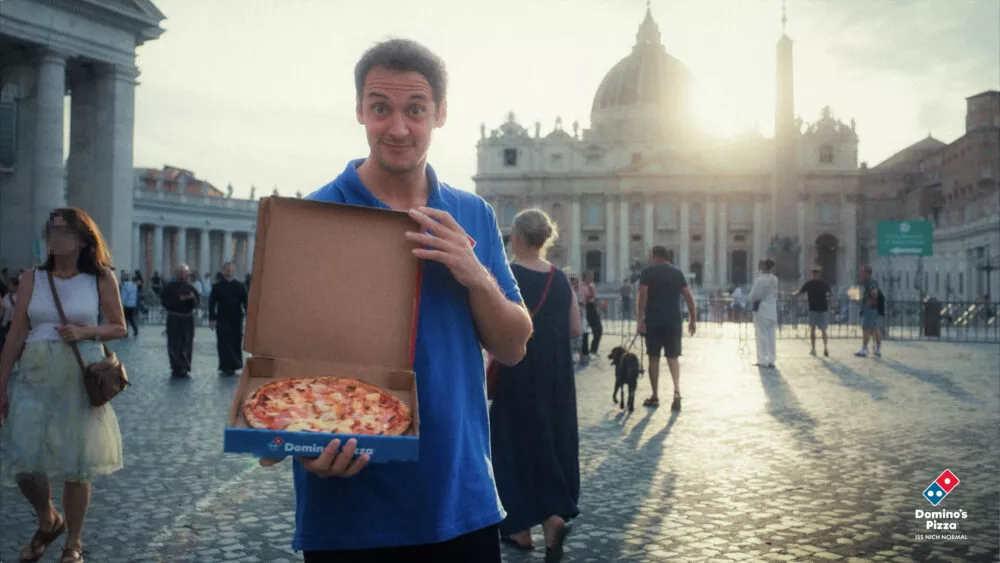 Domino’s fait passer la pizza la plus controversée du monde par la Porte Sainte du Vatican