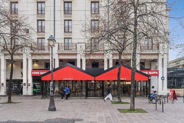 AEW acquiert un commerce de pied d’immeuble prime loué à Five Guys dans le 1er arrondissement de Paris