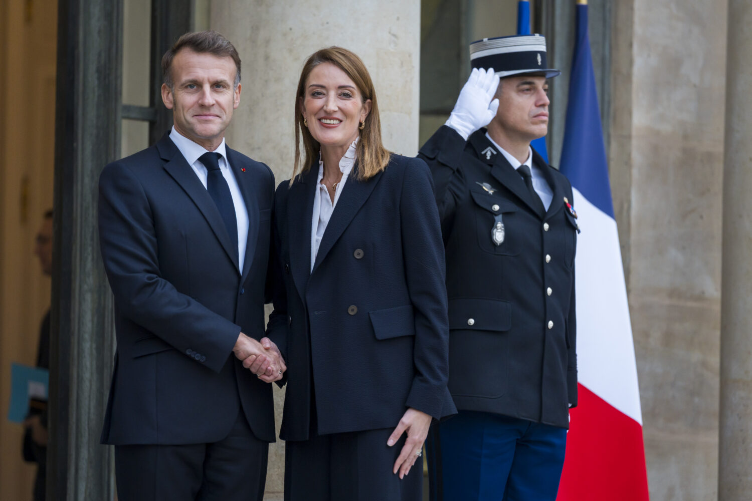Roberta Metsola à Paris: rencontre avec Emmanuel Macron, hommage du 13 novembre et une Europe tournée vers l’avenir