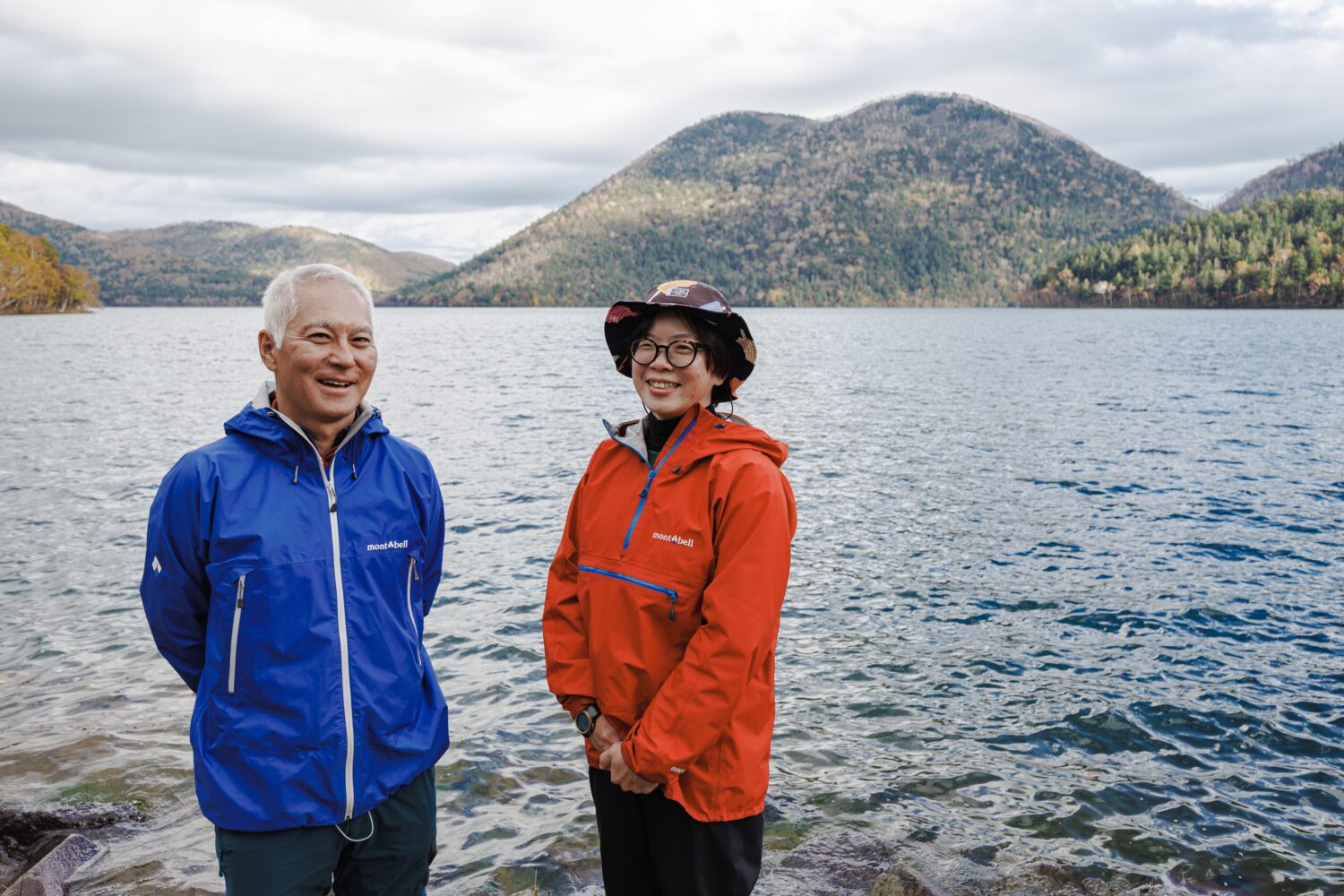 Les guides Shibata et Lee au bord du lac Shikaribetsu