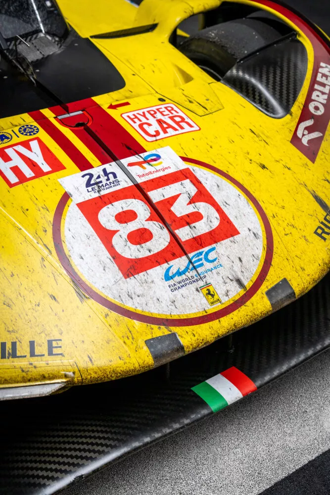 La Ferrari victorieuse des 24h du Mans de retour à Paris, chez elle.