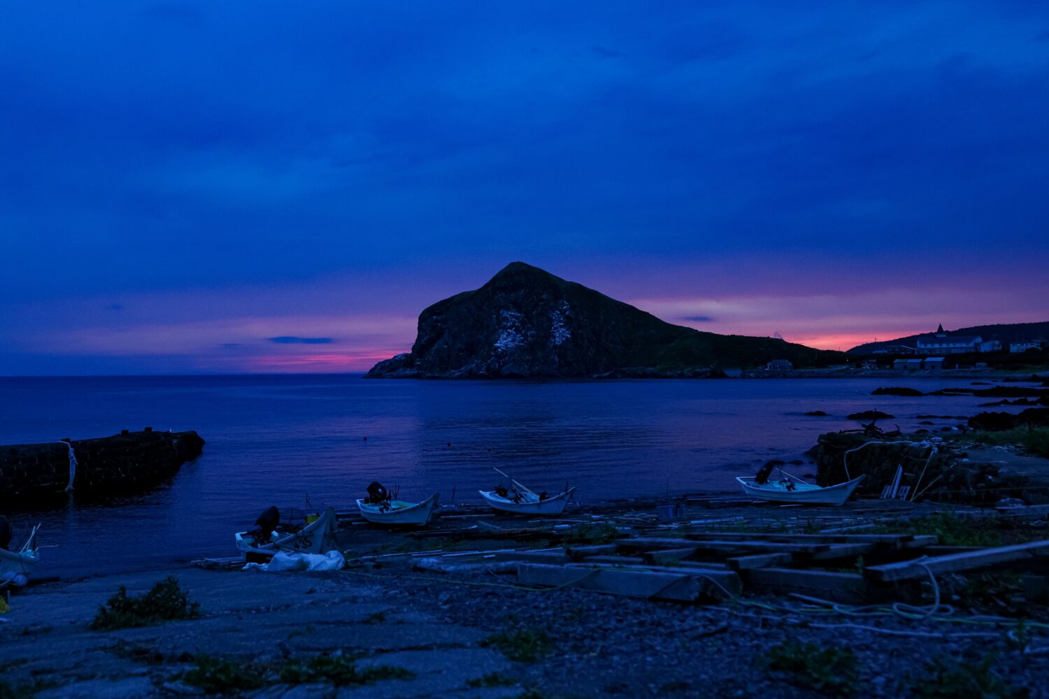 Le cap Peshi à l'aube