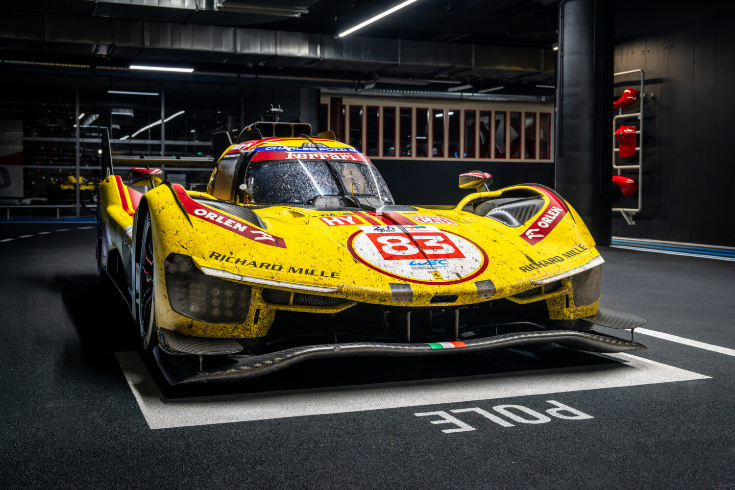 La Ferrari victorieuse des 24h du Mans de retour à Paris, chez elle.