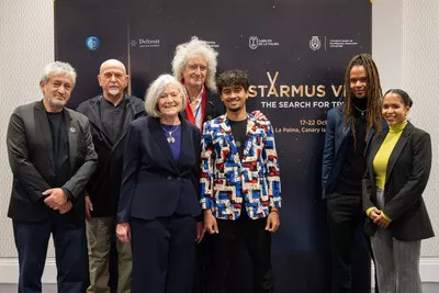 BRIAN MAY ET STARMUS FÊTENT LES 10 ANS DE LA MÉDAILLE SCIENTIFIQUE STEPHEN HAWKING EN LANÇANT LA MÉDAILLE DE LA TERRE JANE GOODALL