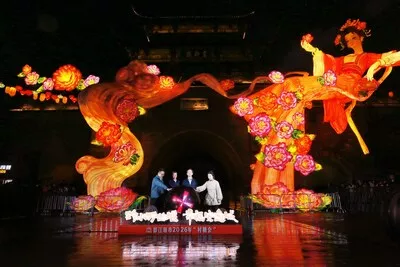 Lancement de la foire villageoise des confiseries à Dujiangyan, dans le Sichuan