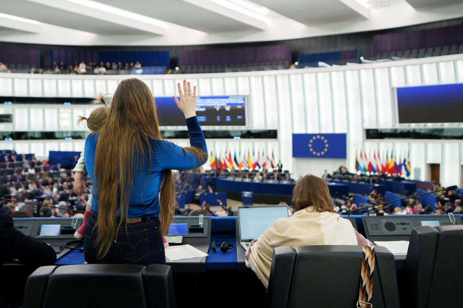 Adoption du droit de vote par procuration pour les députées pendant la grossesse et après la naissance