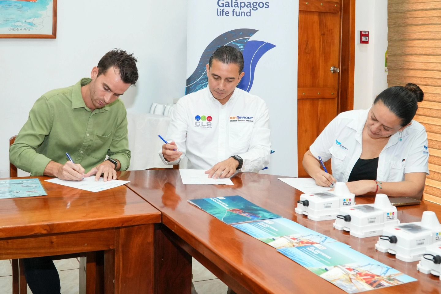 Signature of the NEMO Ecuador CLS Galápagos Life Fund contract with CLS.jpg