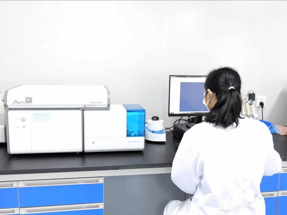 Briser les limites d’efficacité en sciences de la vie : comment Cloud-Clone redéfinit la recherche grâce à une microbille
