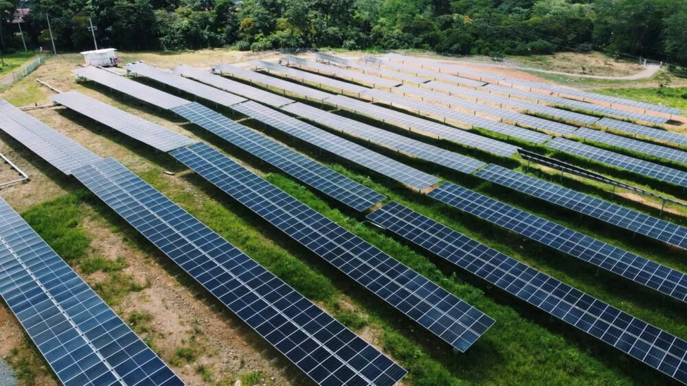 GreenYellow supports the decarbonization of the brick industry with the commissioning of a 1.45 MWp self-consumption solar plant for Cerámica Industrial del Meta in Colombia.
