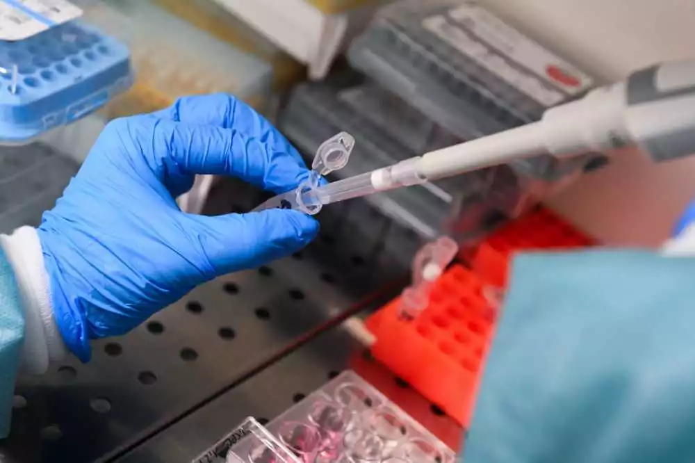 [FACT CHECK] Non, la Russie n'a pas annoncé un vaccin universel contre le cancer