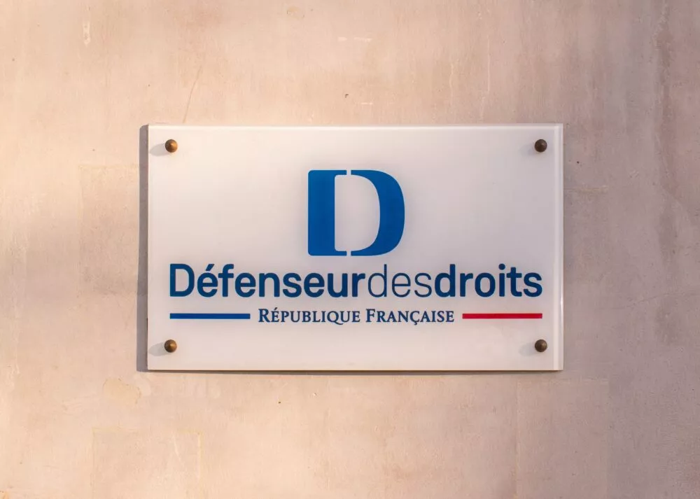 UNE AUTORITÉ À PART : PLONGÉE AU CŒUR DE L'INSTITUTION DE DÉFENSEUR DES DROITS